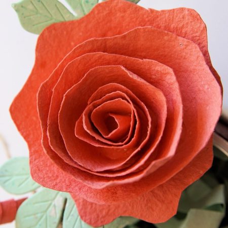 Rosa de paper reciclat